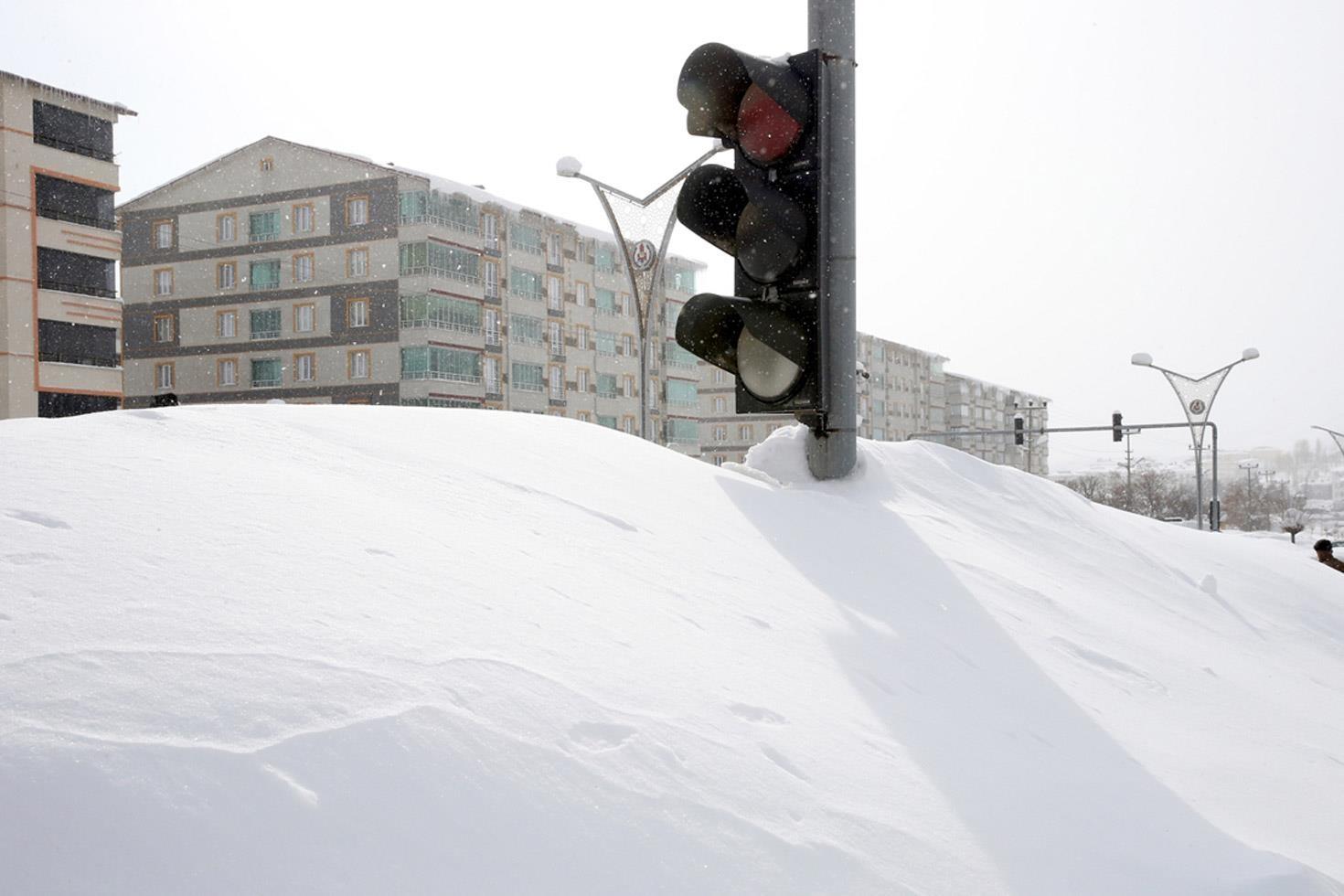 Bitlis’te ekimden bu yana toplamda 4 metreyi aşacak kadar kar yağdı
