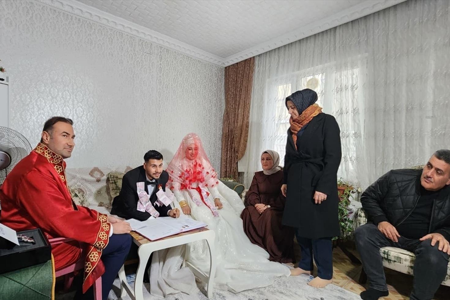 Kar engel olamadı: Nikah salonuna gidemeyen çiftin imzası evde atıldı