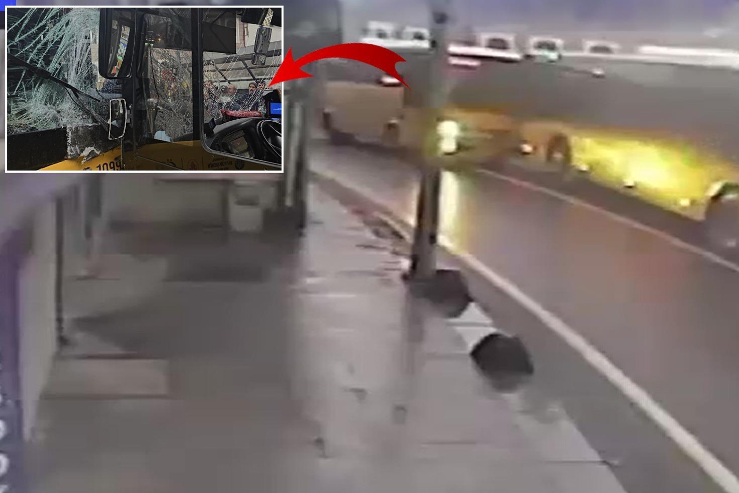 İETT otobüsleri kafa kafaya çarpıştı Yaralılar var