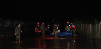 Sağanak yağış afet getirdi! Mahsur kalanlar böyle kurtarıldı