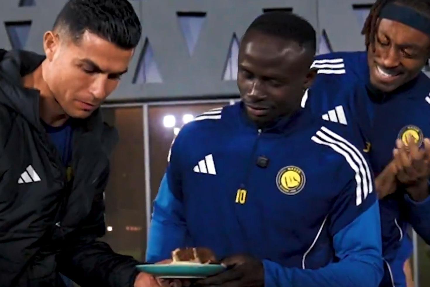 Afrika Uluslar Kupası Şampiyonu Sadio Mane’yi krallar gibi karşıladılar