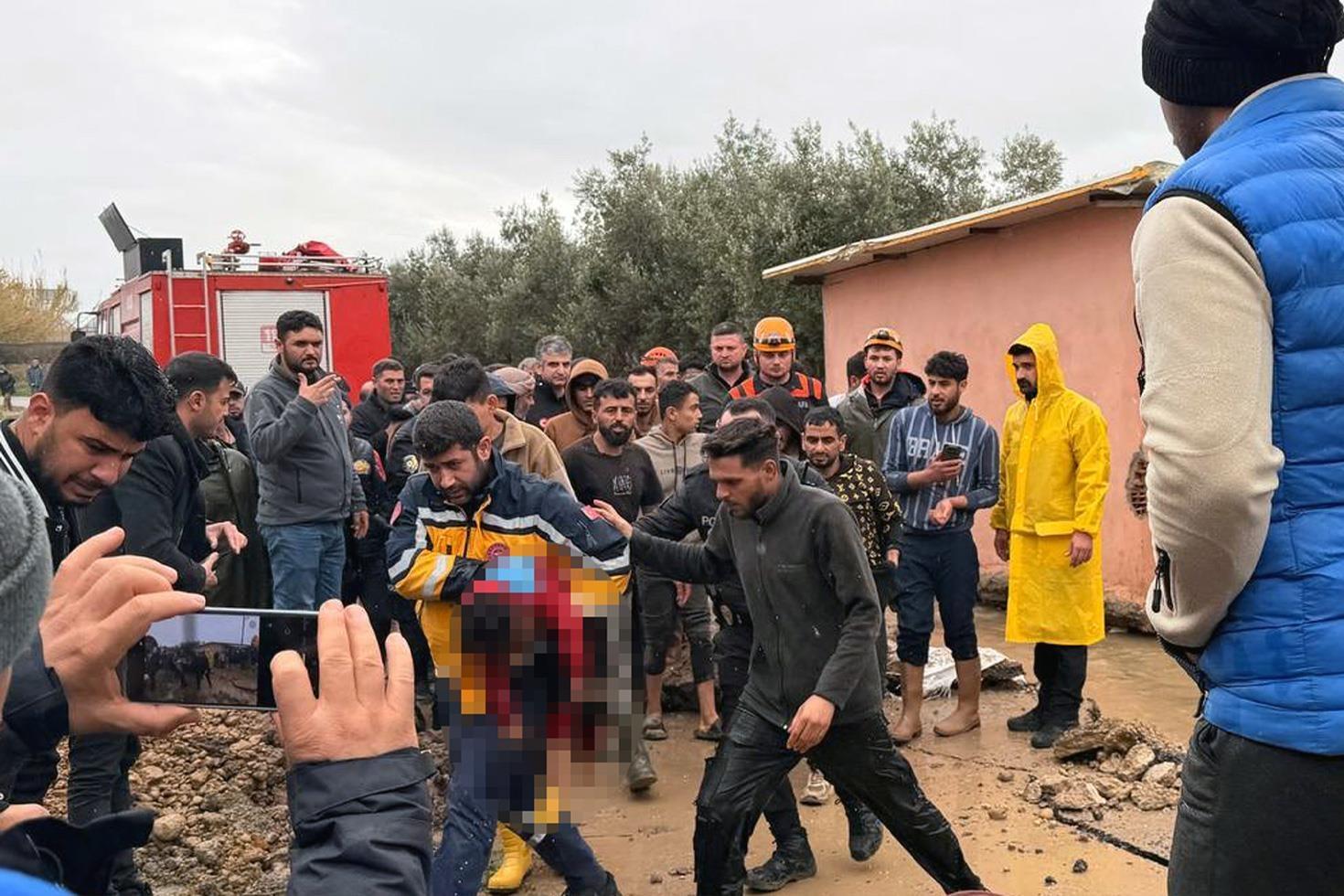 Kenti sağanak vurdu Oynarken tahliye kanalına düşen 3 yaşındaki çocuk hayatını kaybetti
