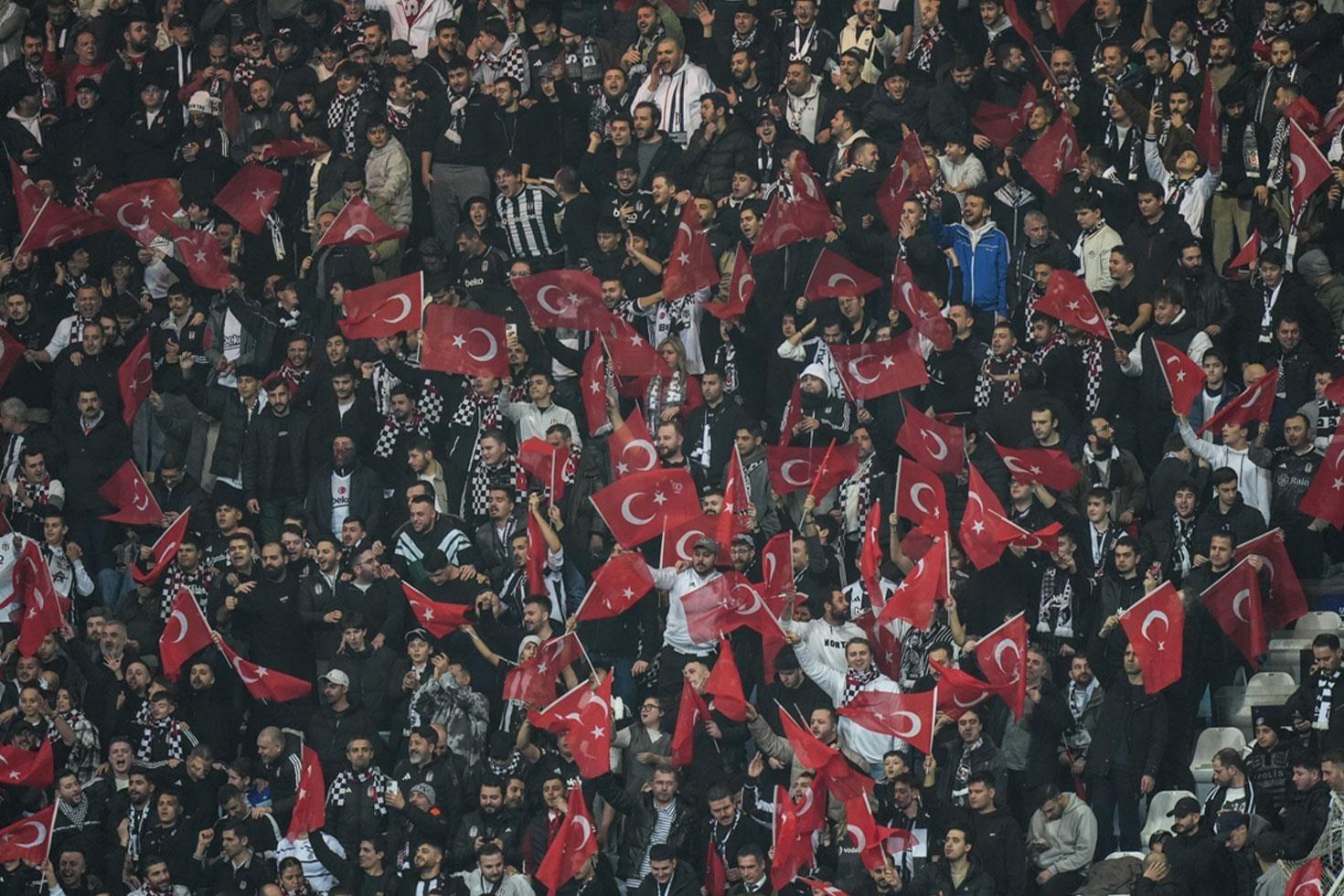 Beşiktaş taraftarı, yönetimi ve Sergen Yalçın’ı istifaya davet etti