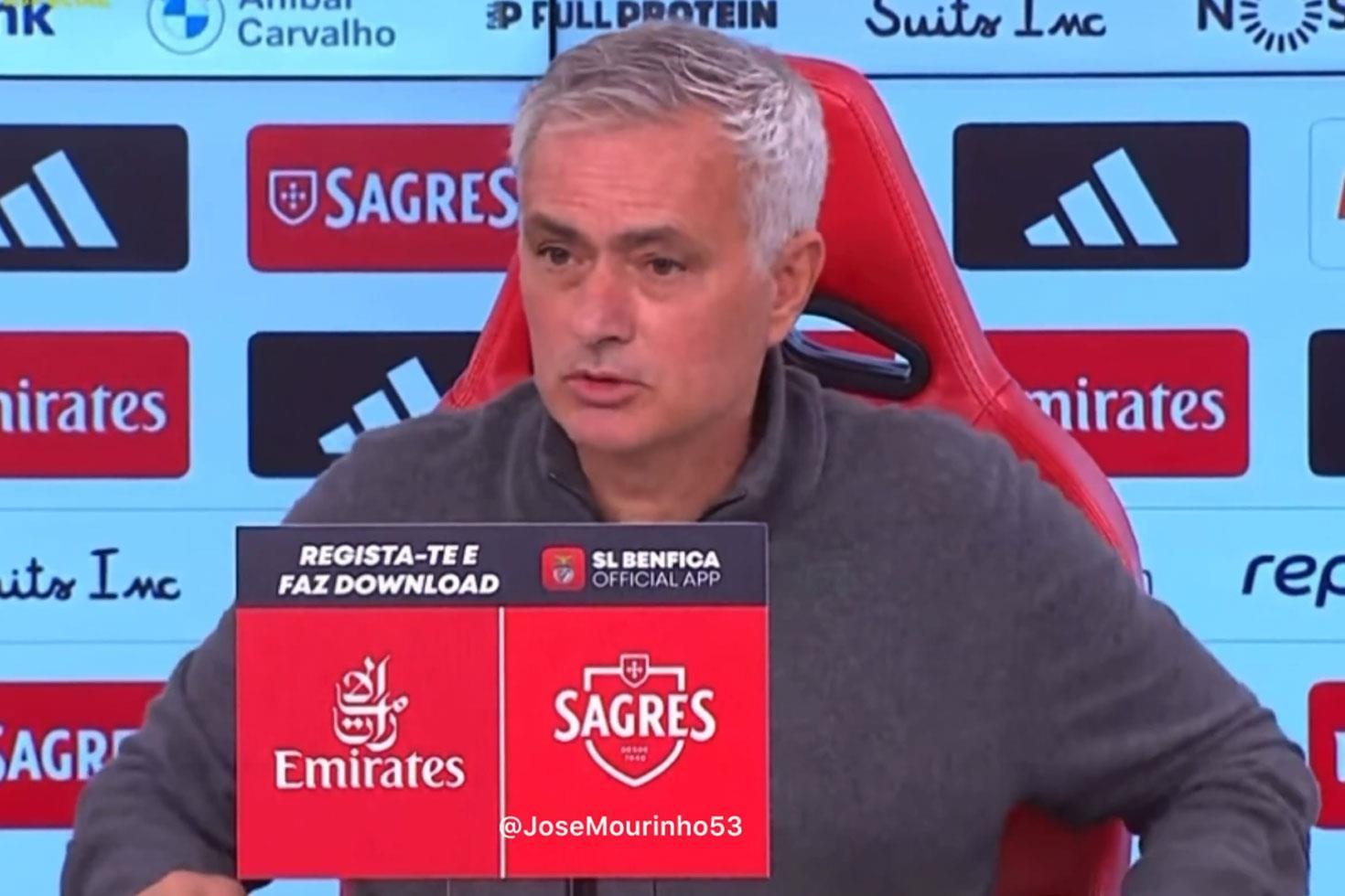Basın Toplantısında konuşan Mourinho duyduğu sesle hemen yerinden fırladı