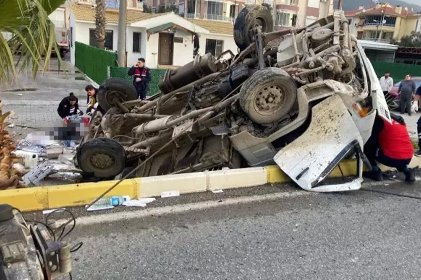 İnşaat işçilerini taşıyan kamyonet devrildi: 2 ölü, 1 ağır yaralı
