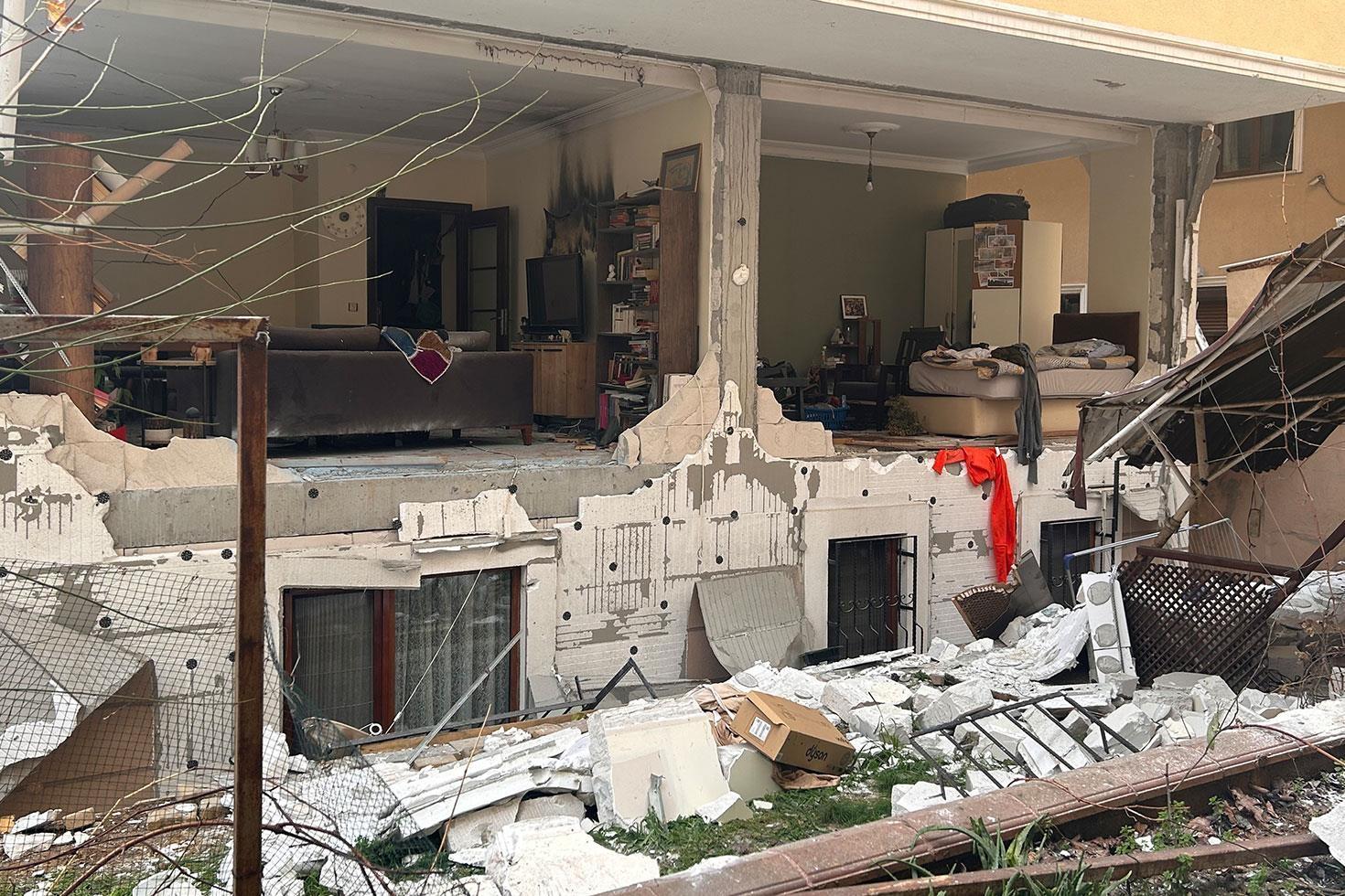 Bomba değil doğal gaz patladı, sokak savaş alanına döndü: 1 yaralı