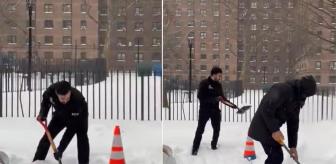 Şehir kar altında! Elinde kürek olan kişi belediye başkanı