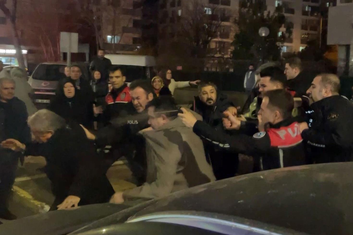 Karar açıklanmasıyla adliyenin önü karıştı, polis müdahale etti: 4 yaralı, 12 gözaltı