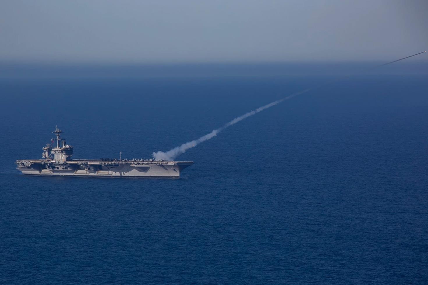 Trump açık açık savaş ilan etti: Muhteşem bir donanmamız daha bölgeye ilerliyor