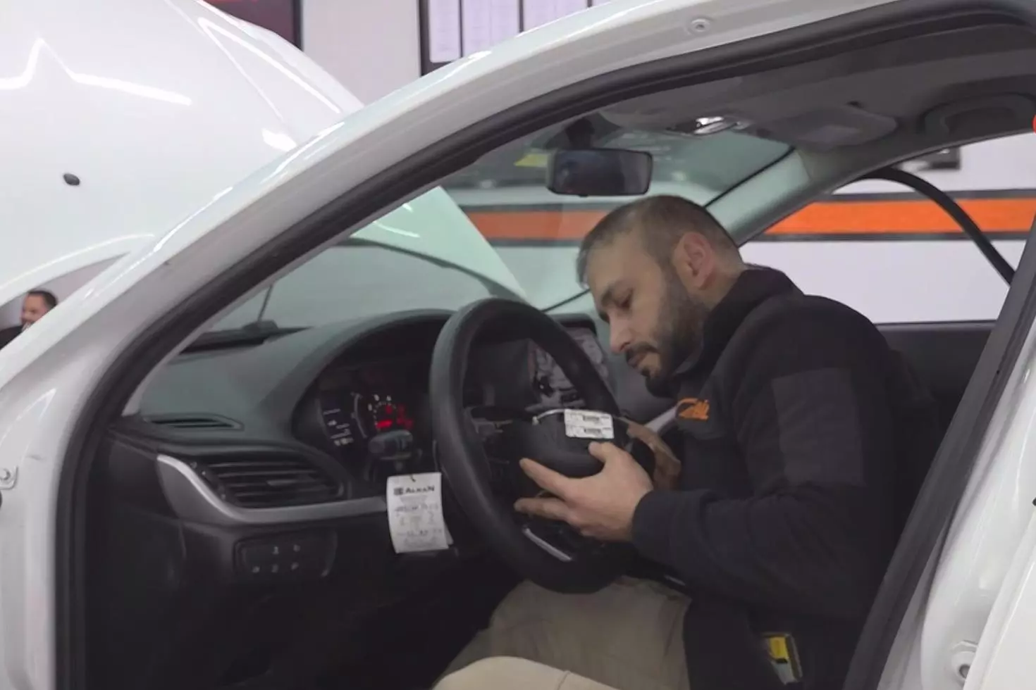 Aracını satmak isterken alıcıya cebinden para verdi Eksperde dünyası başına yıkıldı