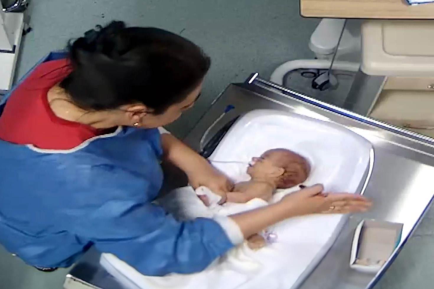 Hakim, bebeğe şiddet uygulayan hemşirenin talebini düşünmeden reddetti