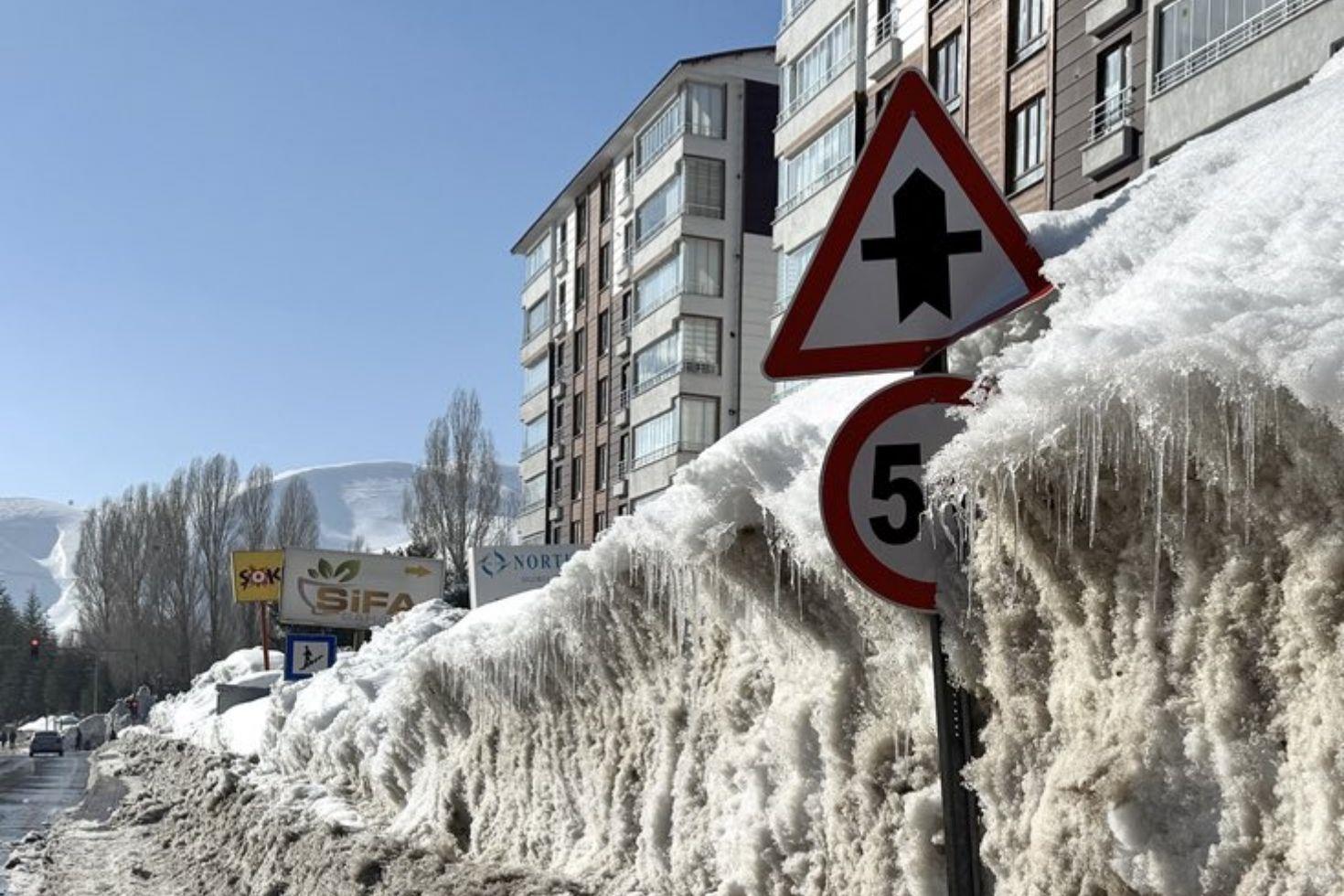 O kentimizde kar kalınlığı trafik tabelasının yüksekliğine ulaştı