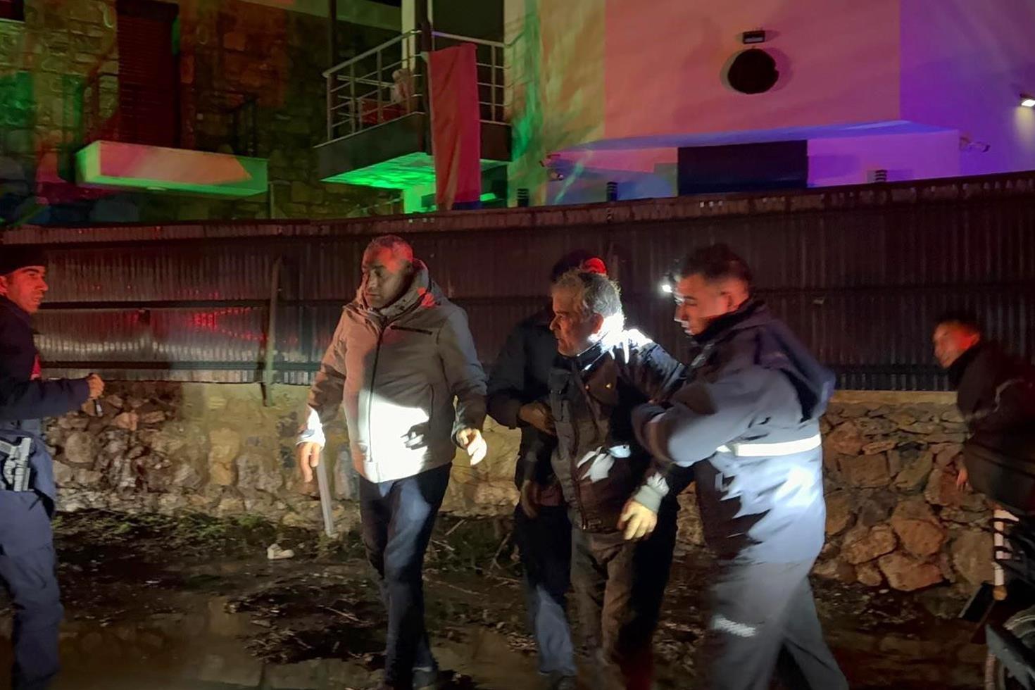 Datça’da sele kapılan aracın sürücüsü ağaç dalına tutunarak hayatta kaldı