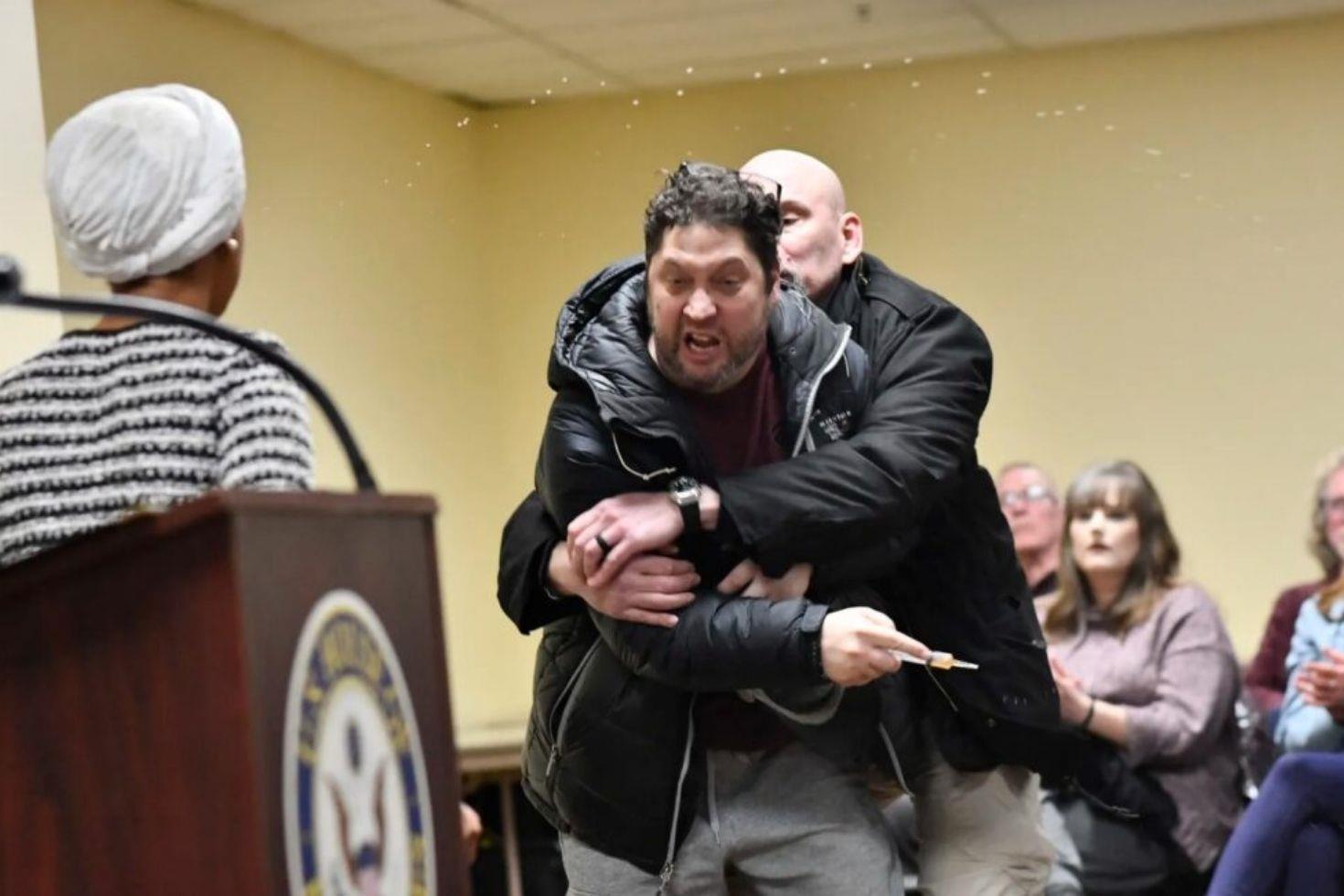 ABD’li siyasetçiye elma sirkesiyle saldıran kişi hakim karşısına çıkacak