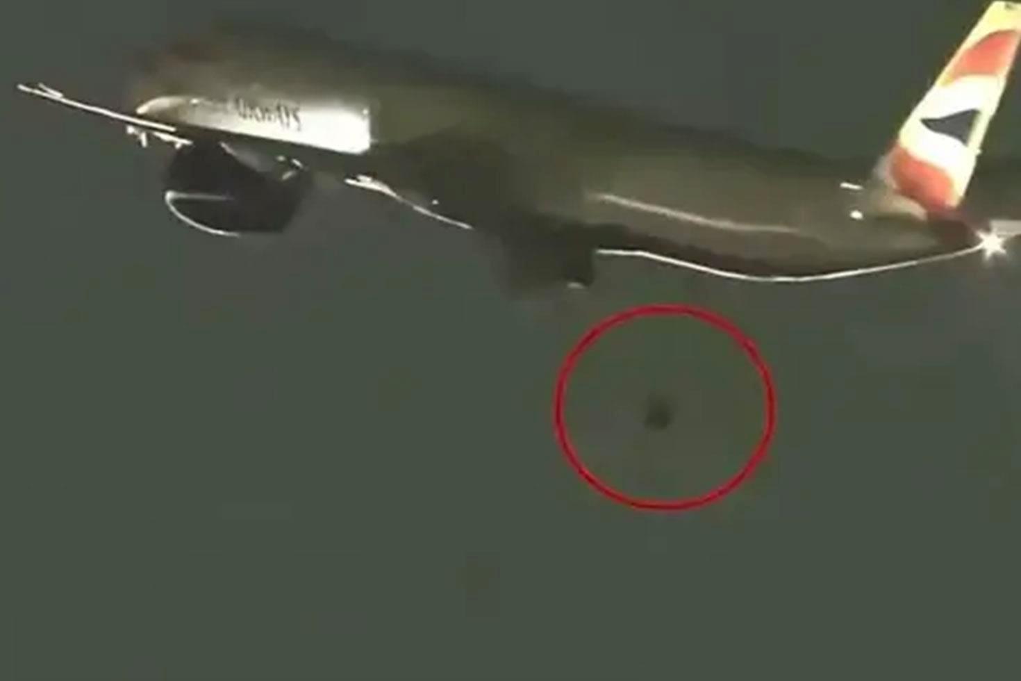 Kalkış yapan yolcu uçağının tekerleği düştü