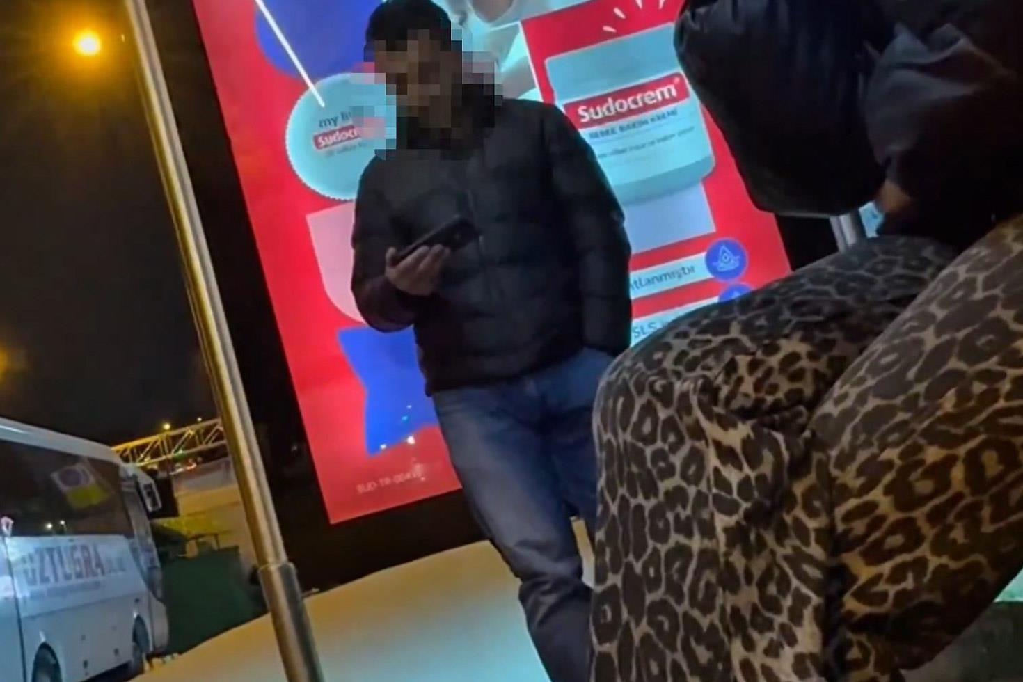 Otobüs durağında skandal görüntü: Karşısındaki kadınlara bakarak...