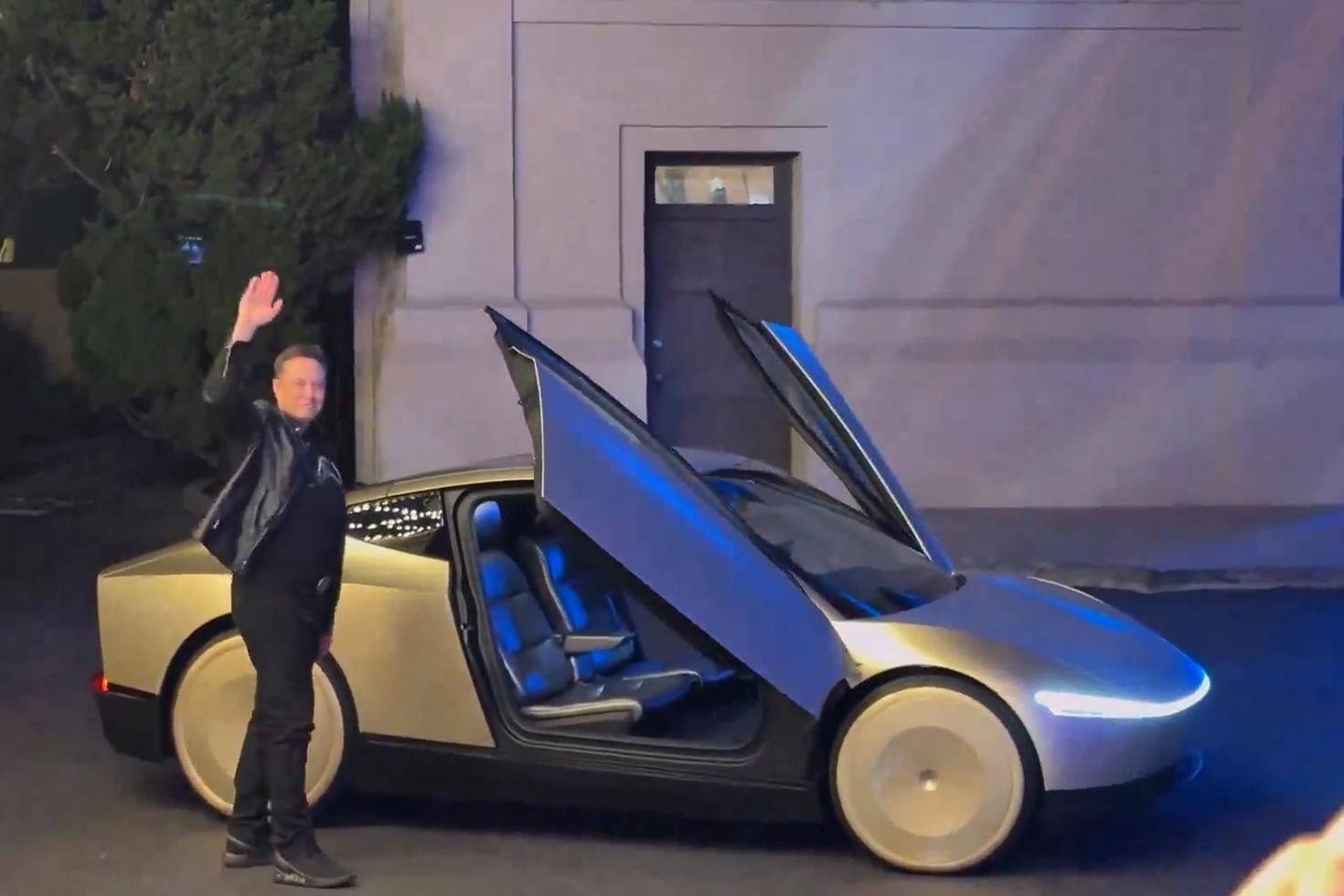 Elon Musk geleceğin otomobilinde görüntülendi