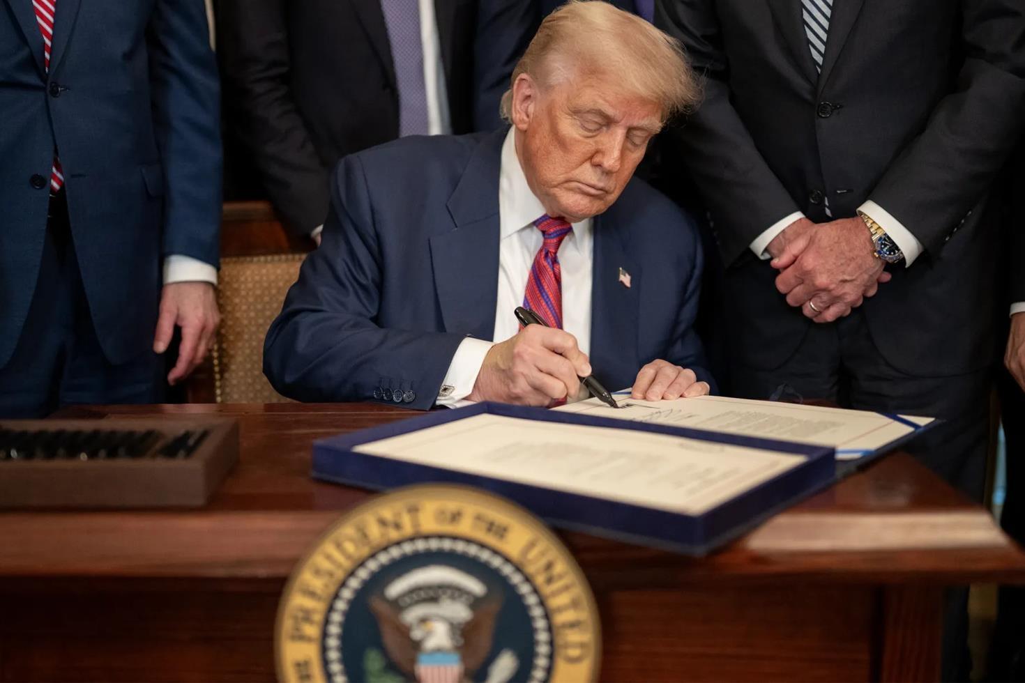 Trump, Küba’ya petrol satan ülkeleri tehdit etti