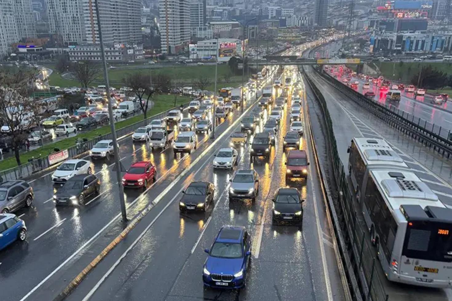 İstanbul’da okulların açılmasıyla birlikte trafik yoğunluğu artış gösterdi