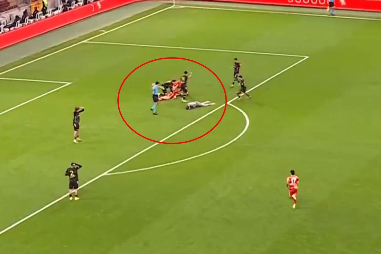 Ambulansla oyundan çıktı Galatasaray-İstanbulspor maçında korku dolu dakikalar