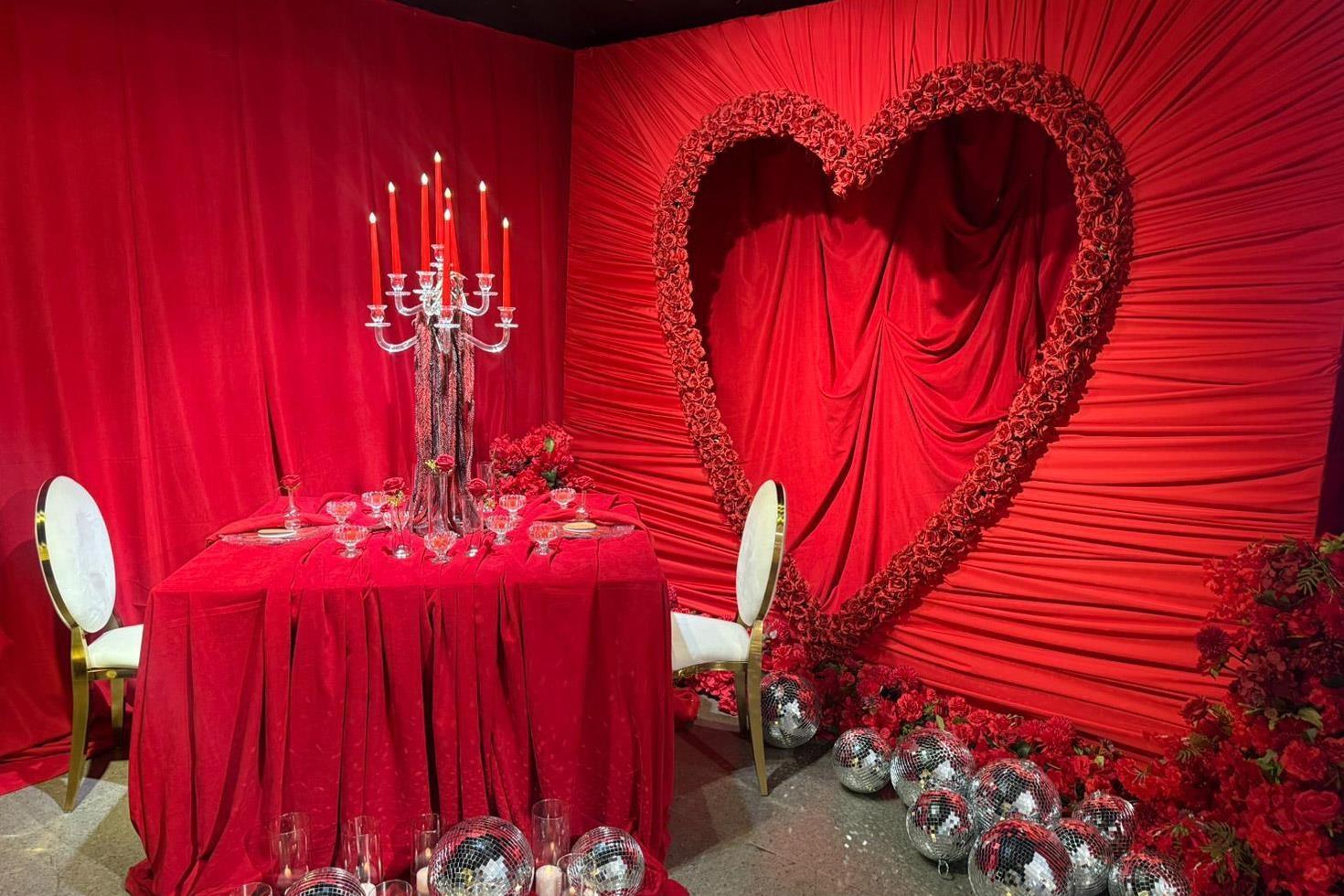 Aşkın en şık hali: Sevgililer Günü’nde büyüleyici dekorasyonlar By Mustafa imzasıyla hayat buluyor