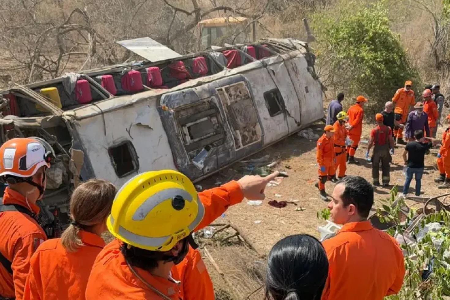Yolcu otobüsü devrildi 16 kişi öldü, 44 kişi yaralandı