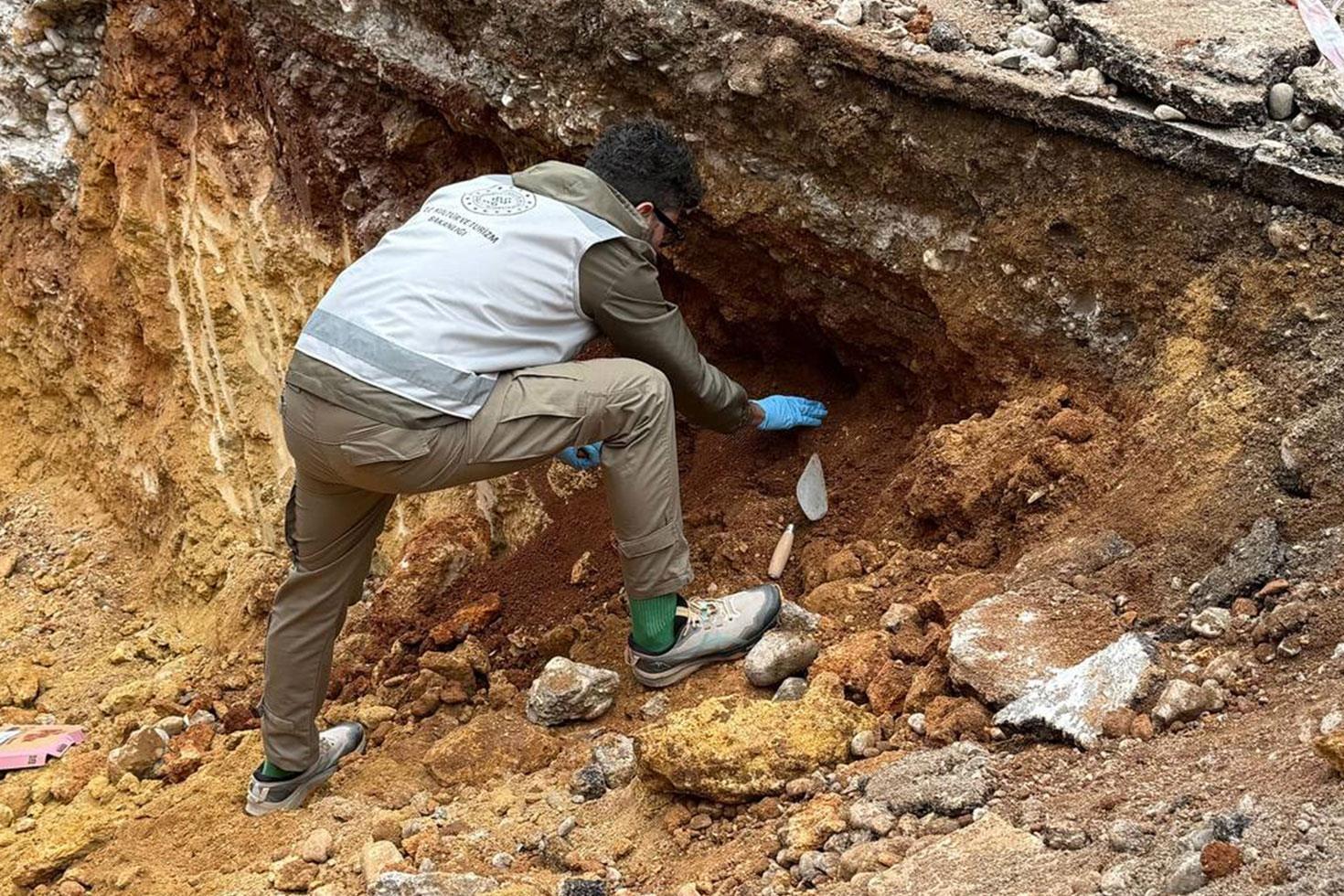 Yoldan geçen vatandaş fark etti, çalışmalar hemen durduruldu
