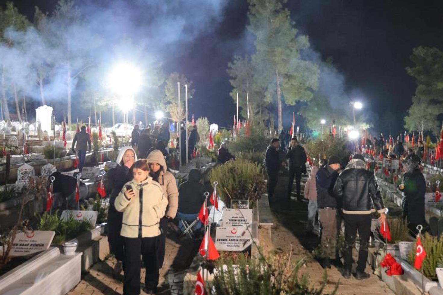 3 yıldır dinmeyen acı Gece yarısı herkes mezarlığa koştu