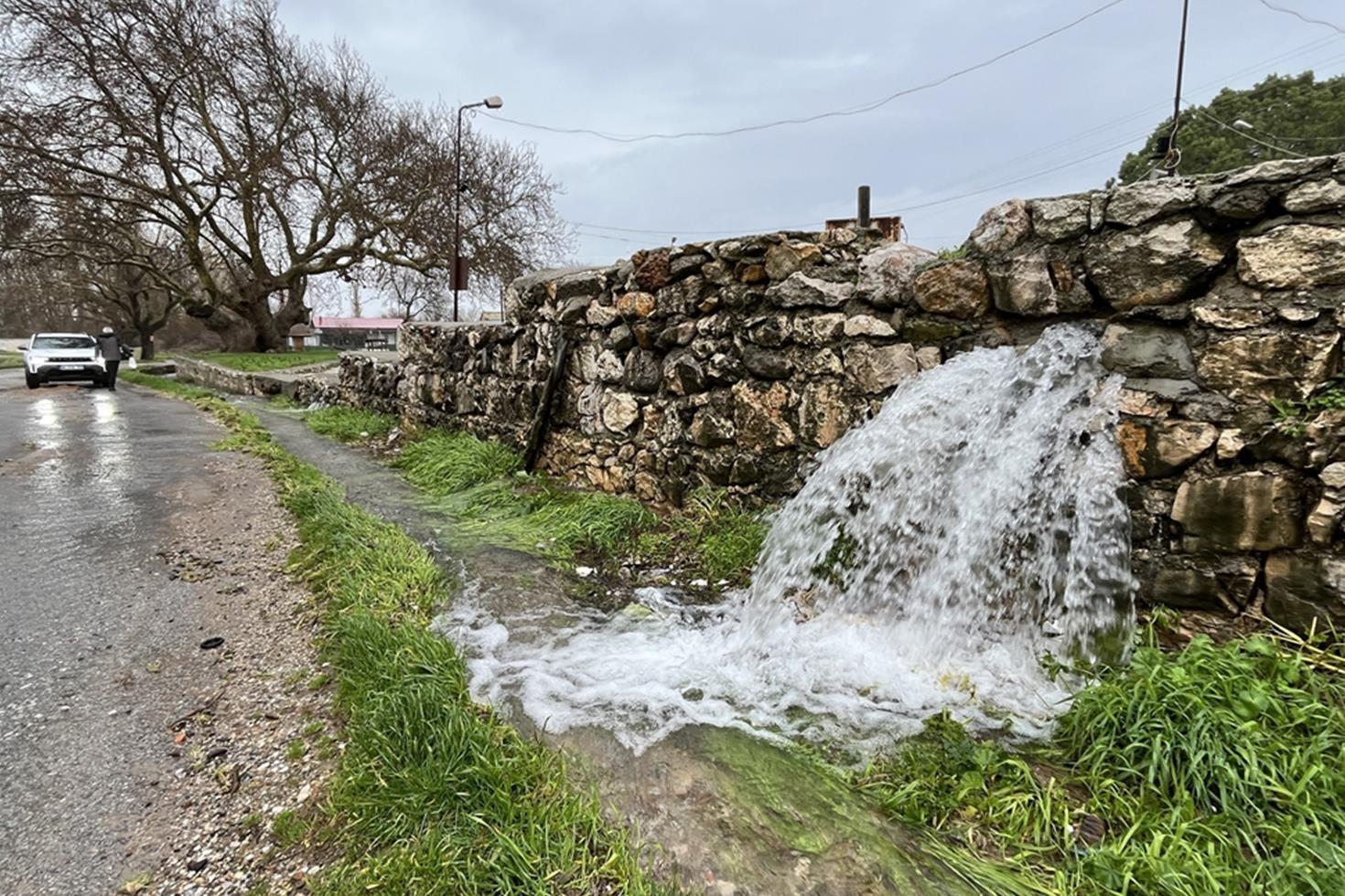 Uzun yıllardır böylesi yaşanmıyor Taşların arasından fışkırdı