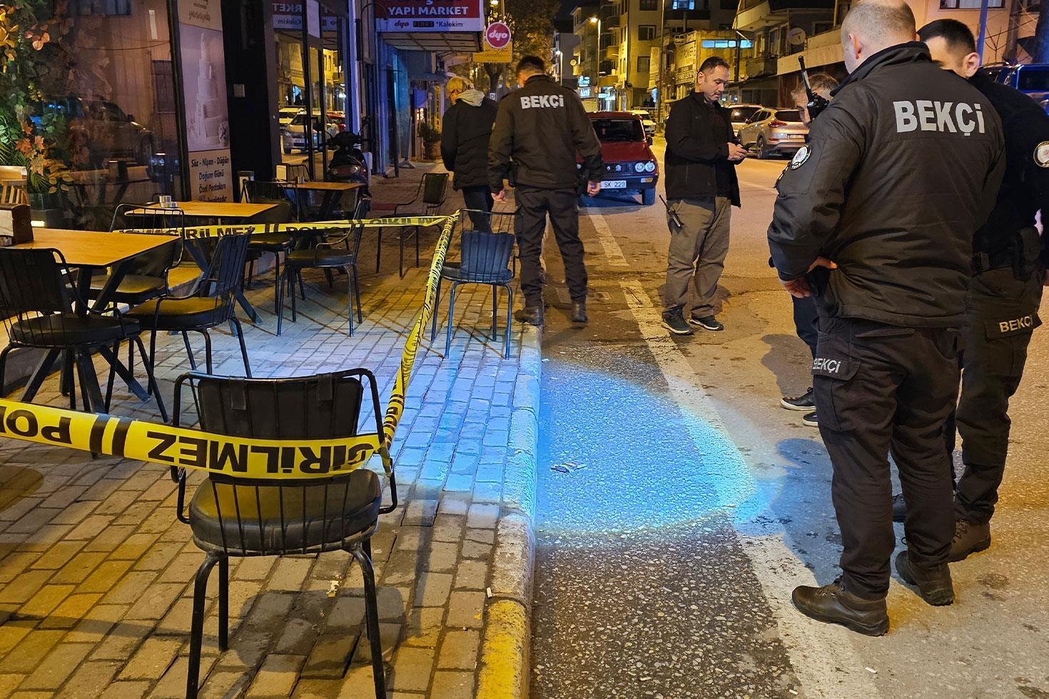 Birlikte kafede oturduğu arkadaşını silahla vurduktan sonra kayıplara karıştı