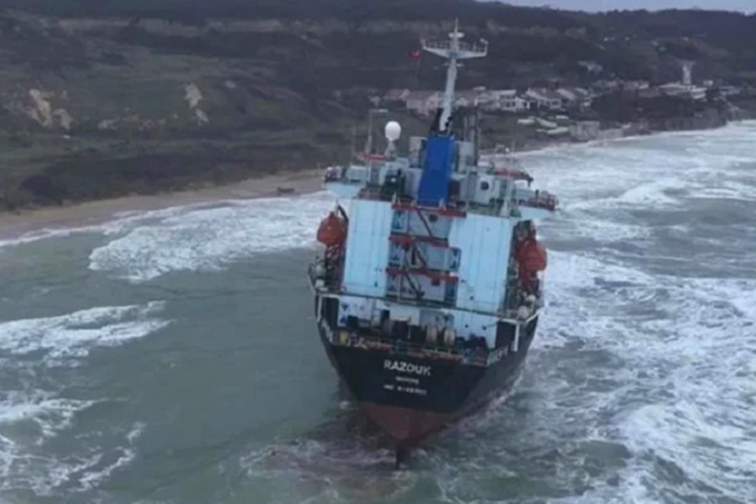 Sarıyer açıklarında karaya oturan kargo gemisi kurtarıldı
