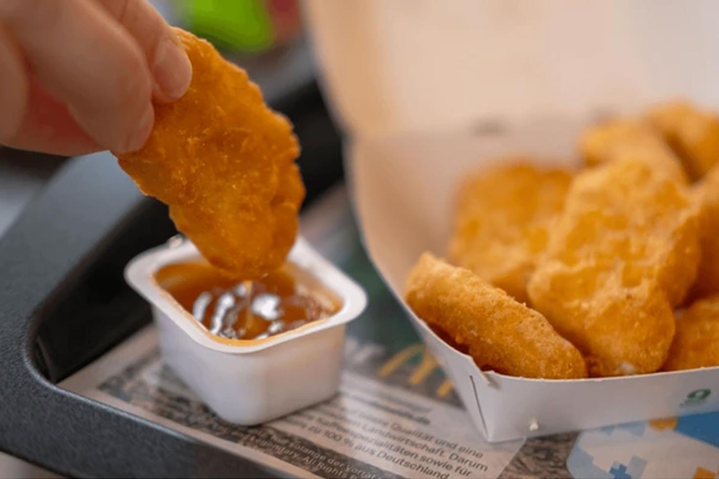 Tek kullanımlık sos paketleri tarih oluyor Fast-food restoranlarını sarsacak karar