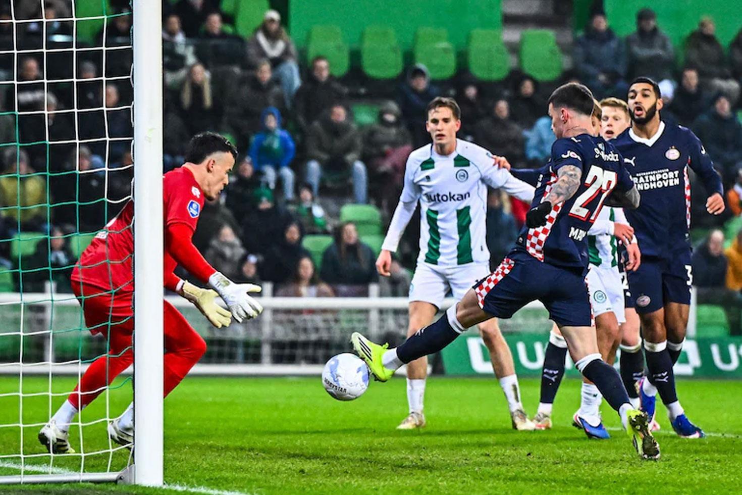 En yakın rakibe 17 puan fark attılar PSV Eindhoven şampi...