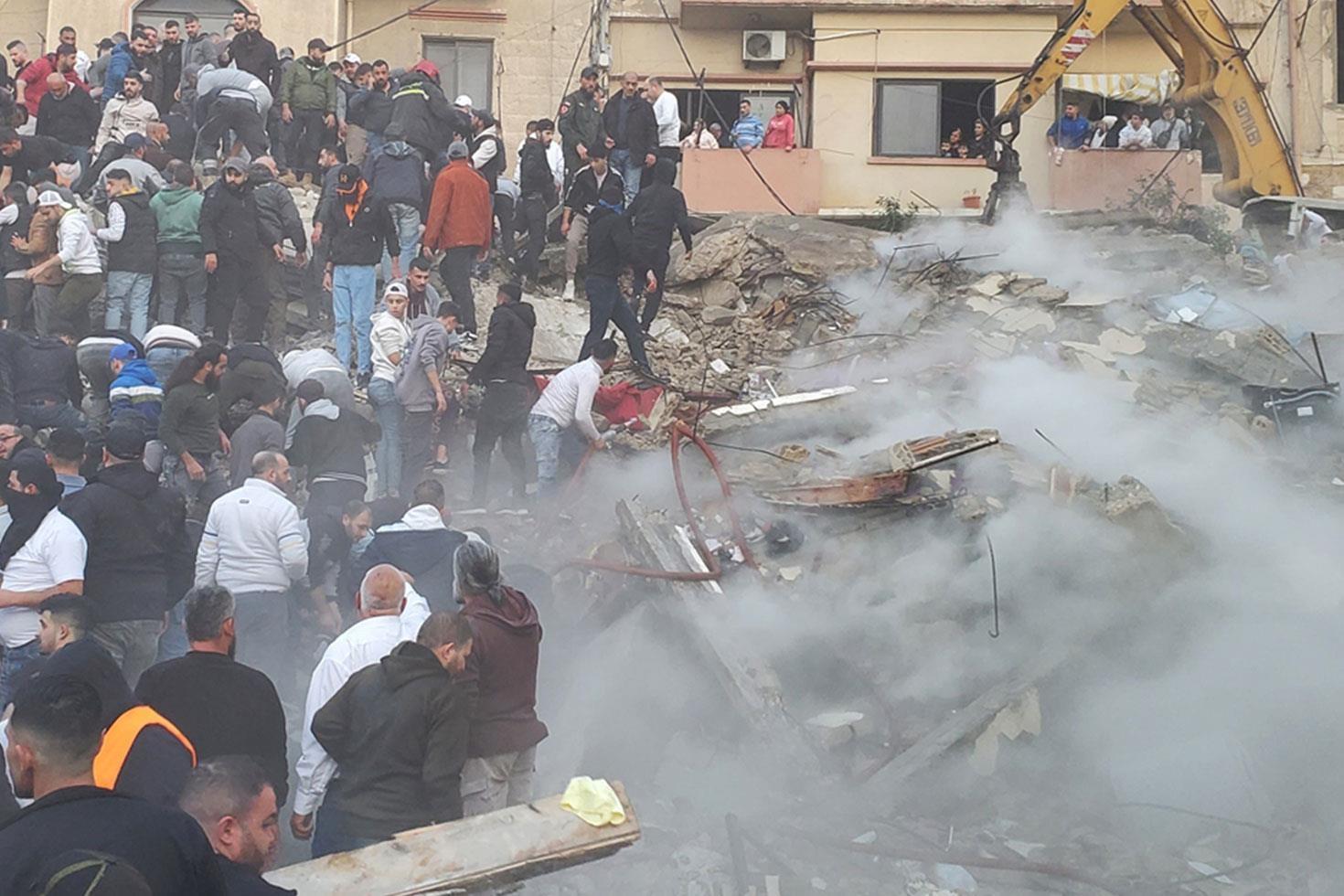 Lübnan’ın kuzeyindeki Trablusşam’da eski bir bina çöktü: 6 ölü, 7 yaralı