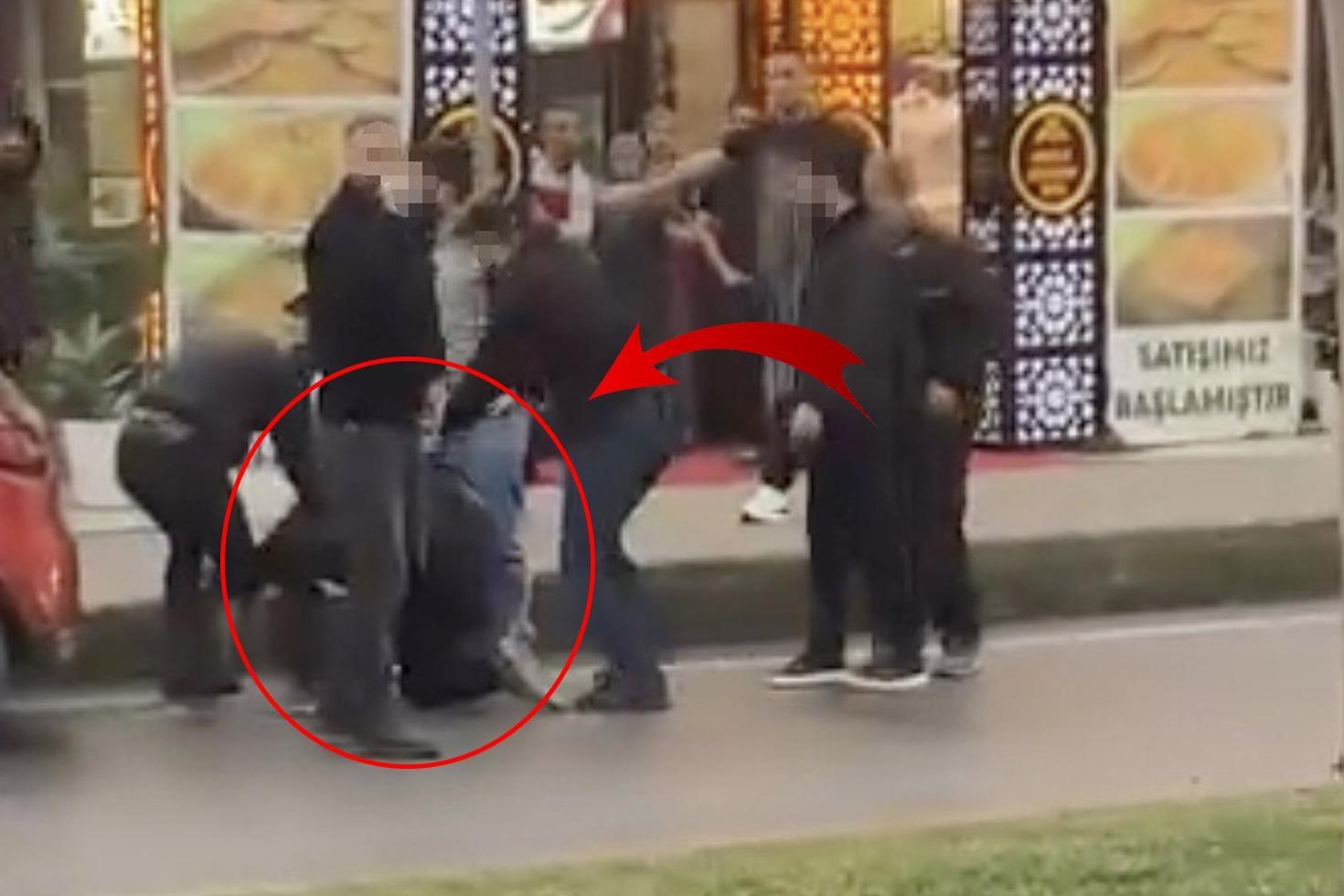 Aralarına alıp acımasızca dövdüler: Bir kişiye bu kadar kişi saldırır mı