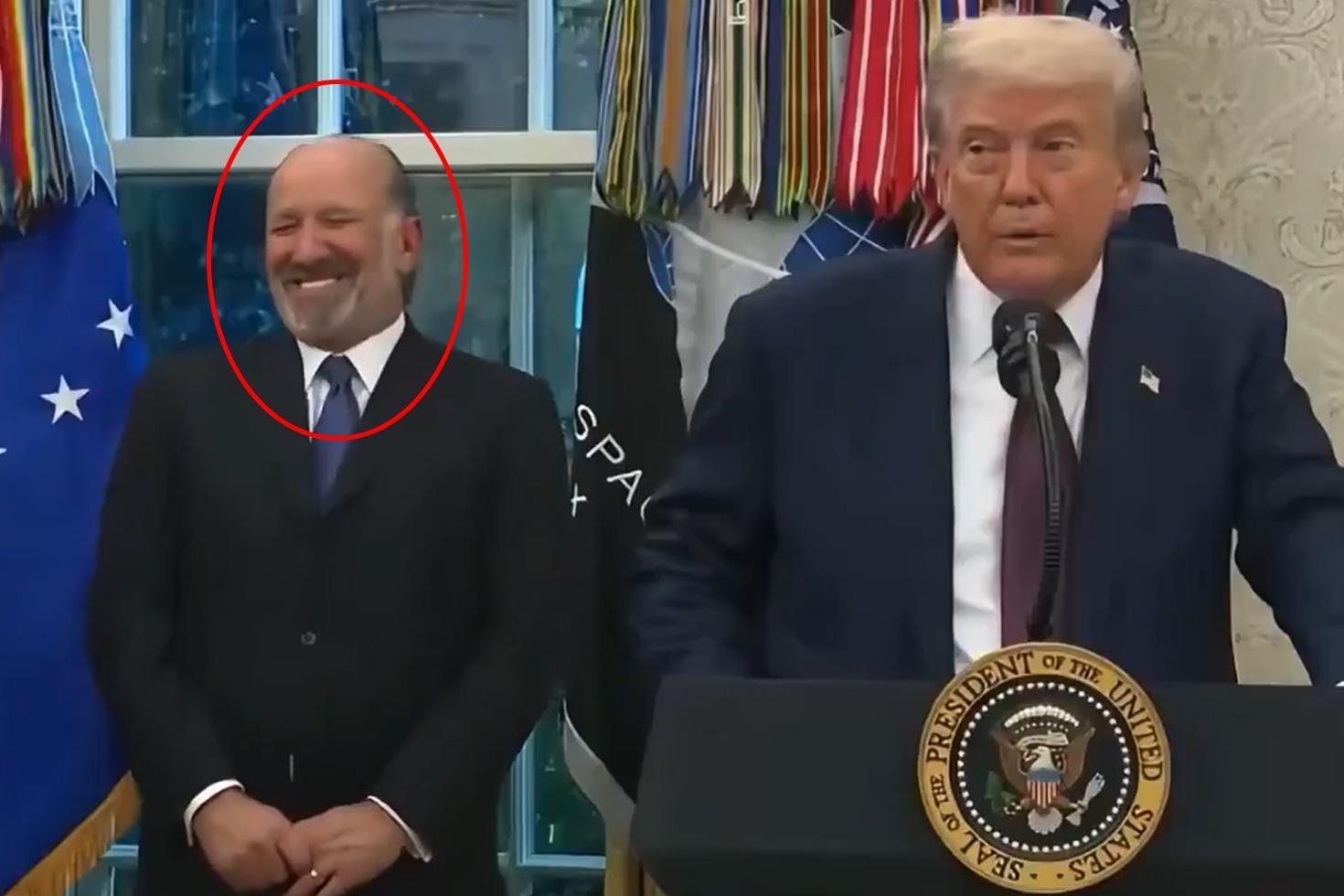 Olay görüntü Trump’ı sus pus eden soru, bakanı gülme krizine soktu