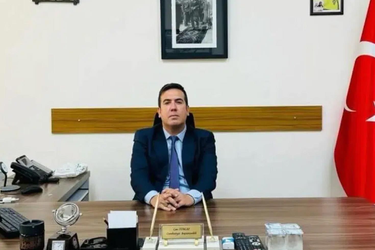 Akın Gürlek’in koltuğuna oturan Can Tuncay’ın makam odasında dikkat çeken detay