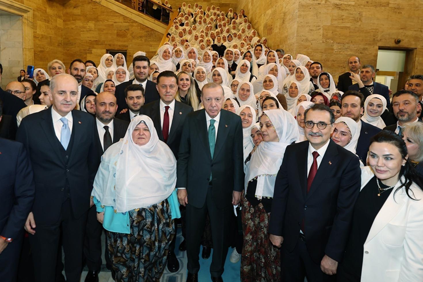 Erdoğan, Belediye Başkanı Güneş ile beraberindeki kadınlarla hatıra fotoğrafı çektirdi