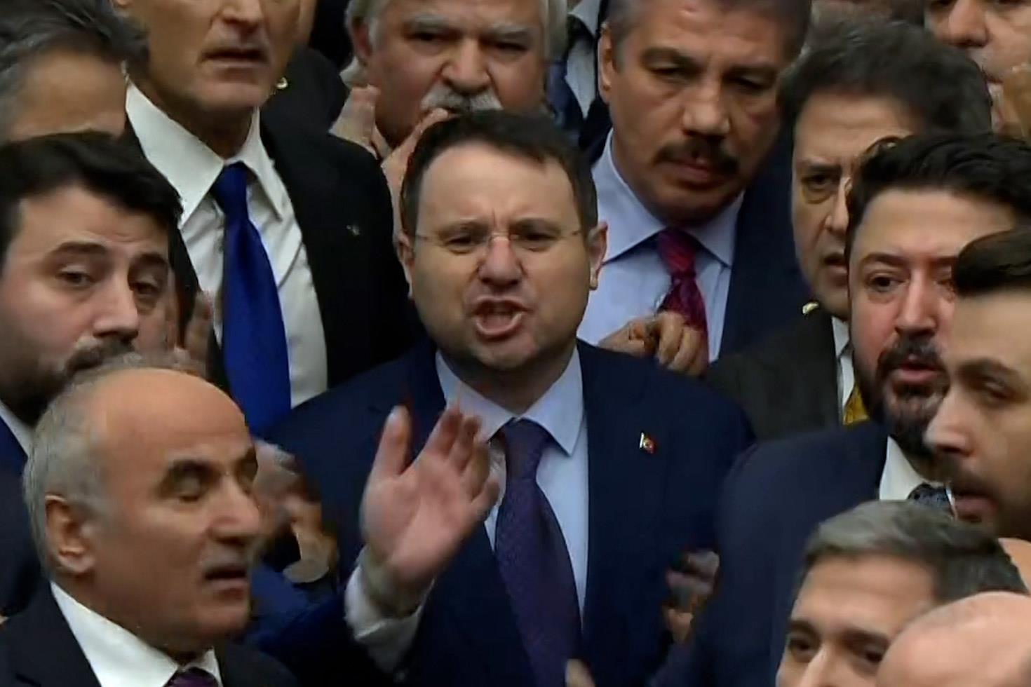 Akın Gürlek, AK Partili vekillerin etten duvar ördüğü kürsüde böyle yemin etti