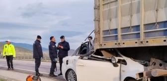 Cenaze yolunda feci kaza! Tıra ok gibi saplandı