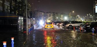 İzmir'de sağanak; cadde ve sokaklar göle döndü
