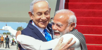 Bu ne samimiyet: Uçaktan iner inmez boynuna sarıldı