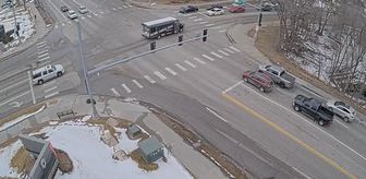 Akan trafikte aniden yer yarıldı, araçlar içine düştü