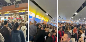 Havalimanı böyle kalabalık görmedi! Bavulları için resmen savaştılar