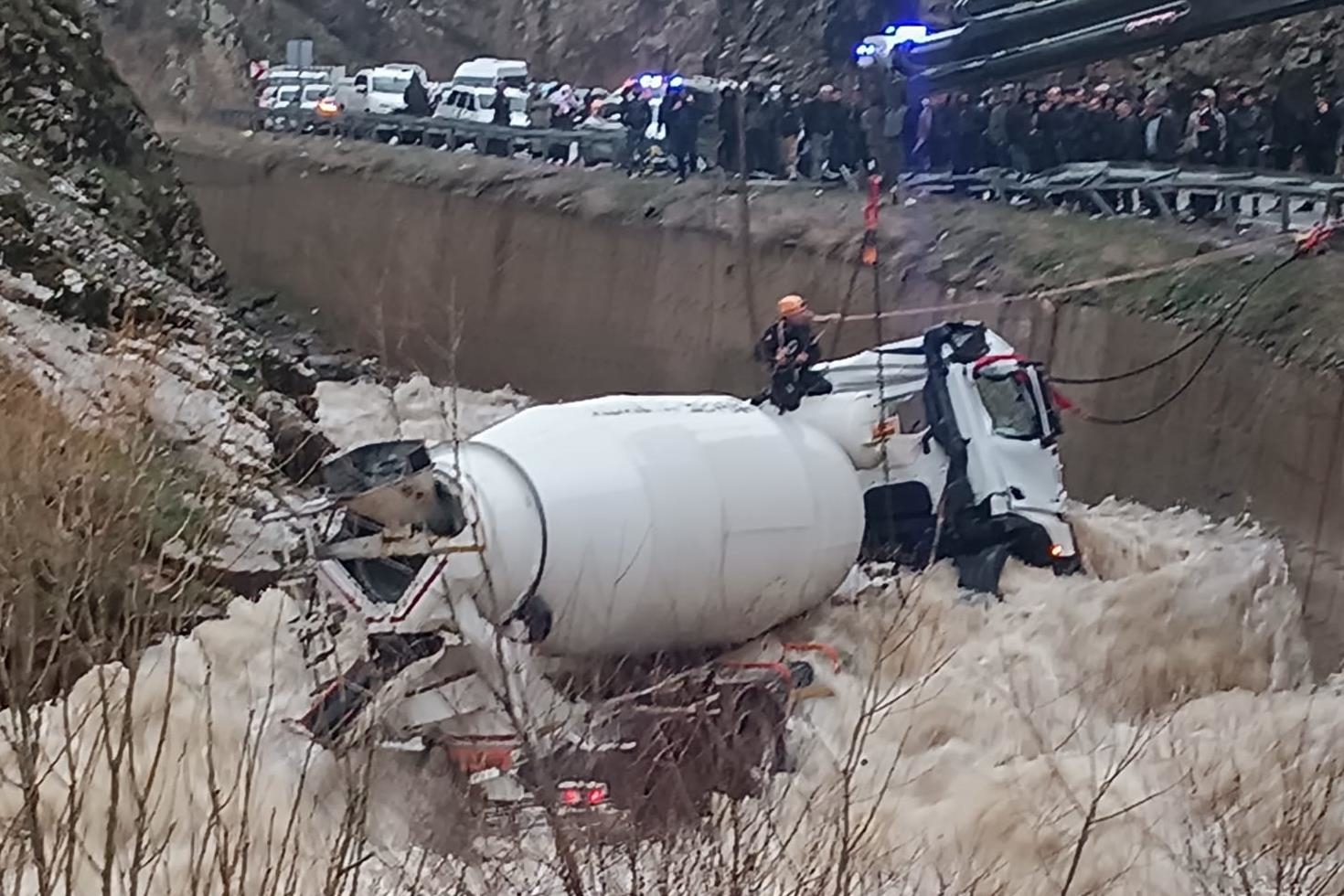Bitlis’te beton mikseri dereye yuvarlandı: Kayıp şoför için seferberlik başlatıldı