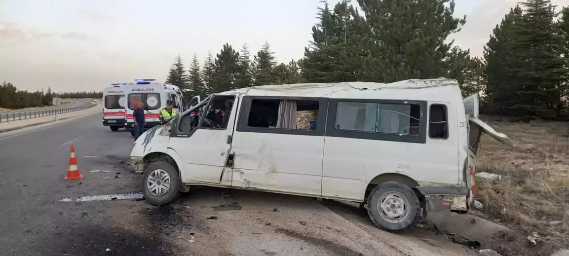 Karaman'da Tarım İşçilerini Taşıyan Minibüs Devrildi: 2 Ölü, 13 Yaralı