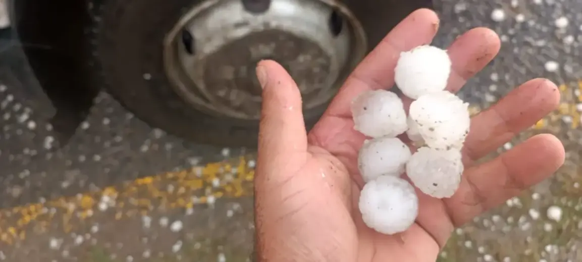 Ağrı'da Eleşkirt ilçesine dolu yağdı