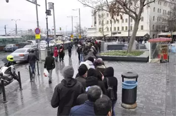 Nimet Abla'nın Önünde 200 Metrelik Umut Kuyruğu! Yağmur Altında Bekleyip Piyango Bileti Aldılar