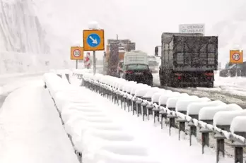 Sürücülerin Korkulu Rüyası! Beyaz Esaret Zigana Geçidini Vurdu, Araçlar Yola Devam Edemedi