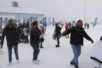 Uludağ'da Tatilciler, Dans Ederek Isındı